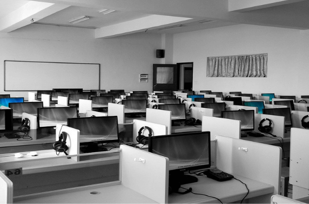 classroom-of-computers-to-give-exams.png